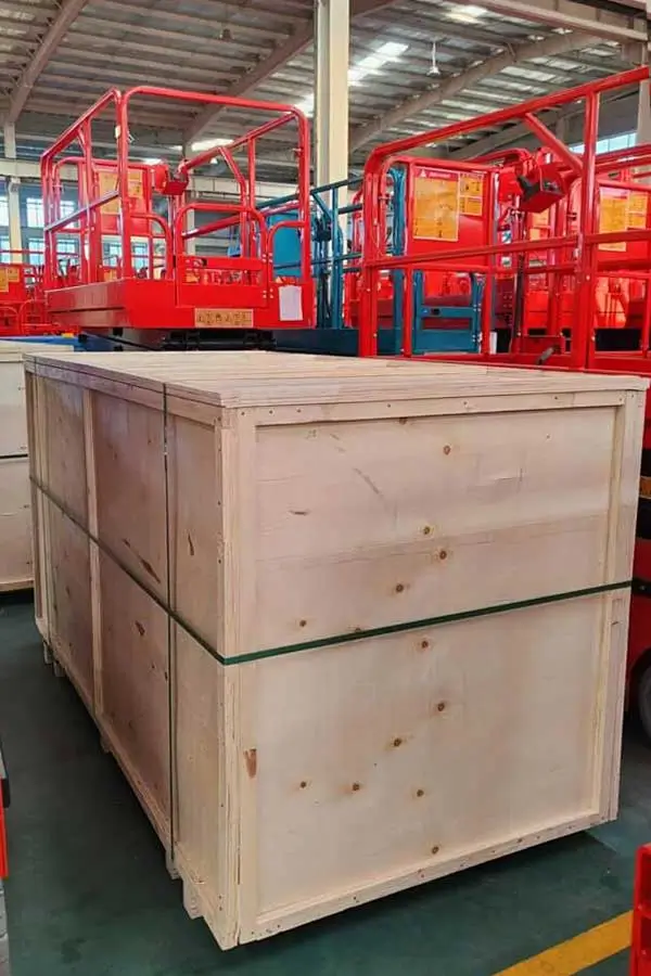 DADE Machinery standardized wooden crates protecting aerial work platform components during scissor lift container loading