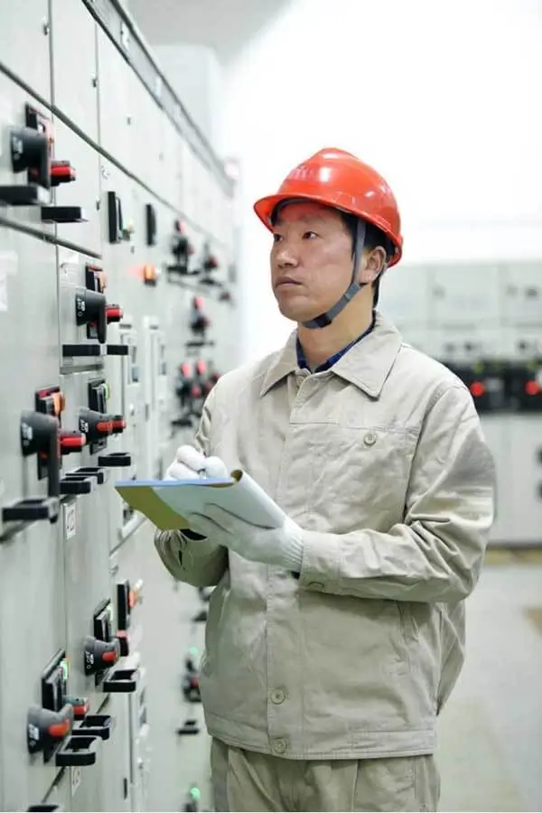 DADE Machinery QC engineer inspecting aerial work platform electrical control systems