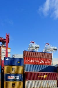 DADE Machinery global shipping and secure container loading for hydraulic lifting platforms