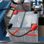 Heavy-duty deep cycle traction battery pack array on electric lift