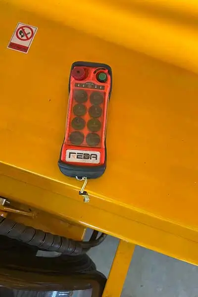 Handheld wired remote control pendant for articulating boom lift
