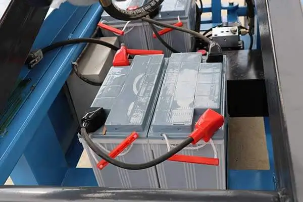 Heavy-duty deep cycle traction battery pack array on electric lift