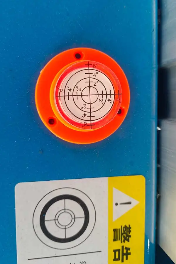 Built-in bubble level gauge indicator on aluminum lift chassis
