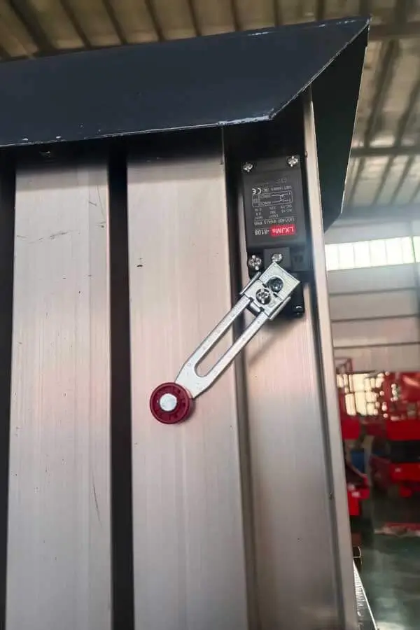 Outrigger interlock indicator and stabilization handle on mast lift