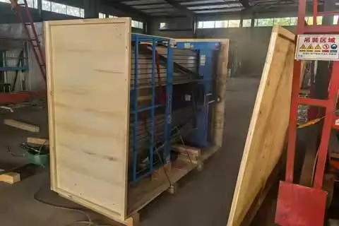 Heavy-duty wooden crate structure for shipping mast lifts safely