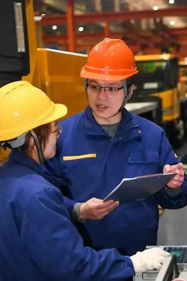 DADE Machinery R&D design team engineering smart and safe hydraulic lifting platforms